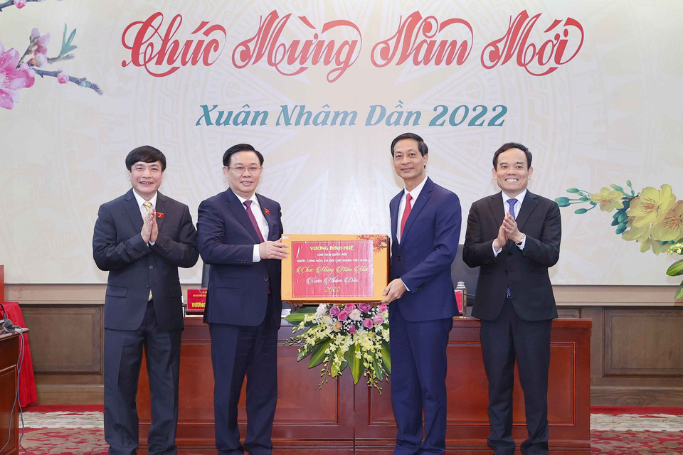 Chủ tịch Quốc hội Vương Đình Huệ tặng quà Tết cho Ban Thường vụ Thành uỷ Hải Phòng. (Ảnh: Doãn Tấn/TTXVN)