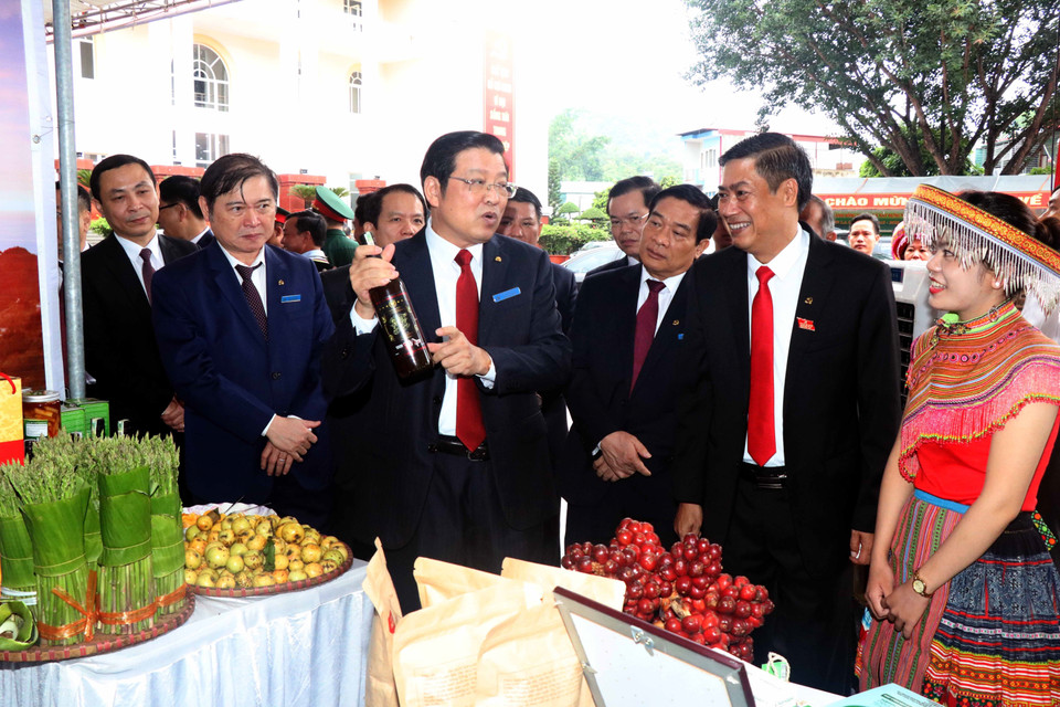 Ông Phan Đình Trạc, Bí thư Trung ương Đảng, Trưởng ban Nội chính Trung ương và các đại biểu tham quan các gian trưng bày các sản phẩm đặc sản của tỉnh Sơn La tại Đại hội. (Ảnh: Quang Quyết/TTXVN)