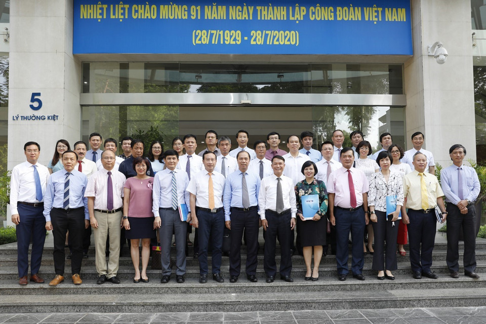 Các đại biểu chụp ảnh lưu niệm tại Trụ sở Thông tấn xã Việt Nam. (Ảnh: Dương Giang/TTXVN)