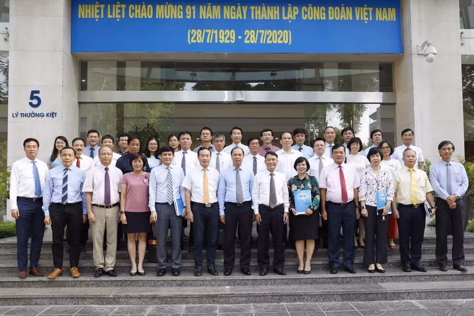 Các đại biểu chụp ảnh lưu niệm tại Trụ sở Thông tấn xã Việt Nam. (Ảnh: Dương Giang/TTXVN)