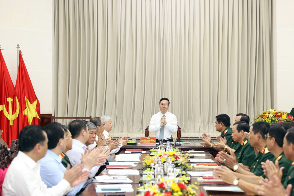 Ông Võ Văn Thưởng, Ủy viên Bộ Chính trị, Chủ tịch nước thăm, làm việc với Bộ Tư lệnh Quân khu 9. (Ảnh: Thống Nhất/TTXVN)