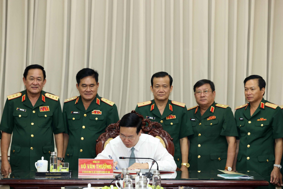 Ông Võ Văn Thưởng, Ủy viên Bộ Chính trị, Chủ tịch nước ghi sổ vàng lưu niệm tại Bộ Tư lệnh Quân khu 9. (Ảnh: Thống Nhất/TTXVN)