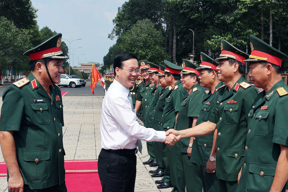Chủ tịch nước Võ Văn Thưởng với cán bộ Bộ Tư lệnh Quân khu 9. (Ảnh: Thống Nhất/TTXVN)