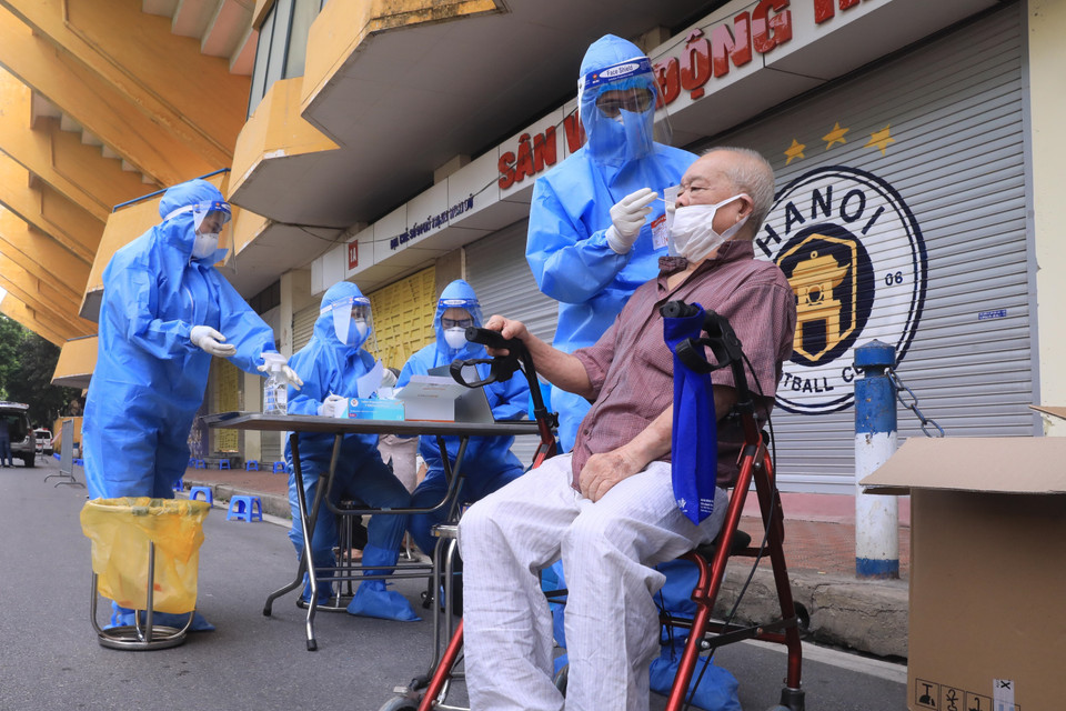 Người dân được xét nghiệm trước khi tiêm vaccine phòng COVID-19. (Ảnh: Lâm Khánh/TTXVN)