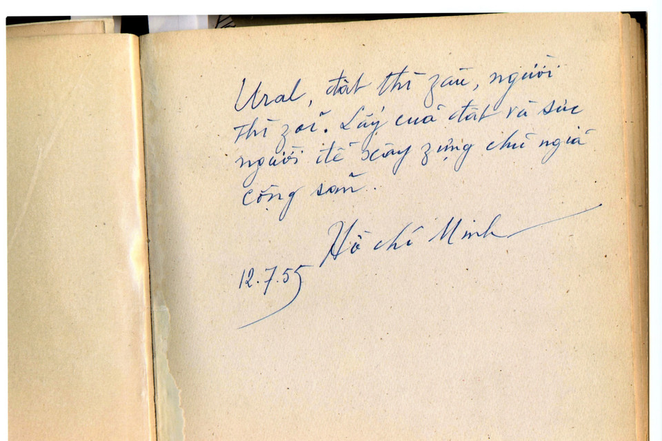 Lưu bút của Bác trong sổ lưu niệm Bảo tàng Địa chất Urals. (Nguồn: TTXVN)