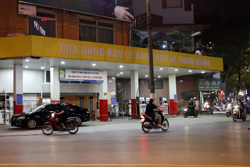 Một điểm kinh doanh xăng, dầu trên phố Thanh Nhàn đóng cửa. (Ảnh: Trần Việt/TTXVN)