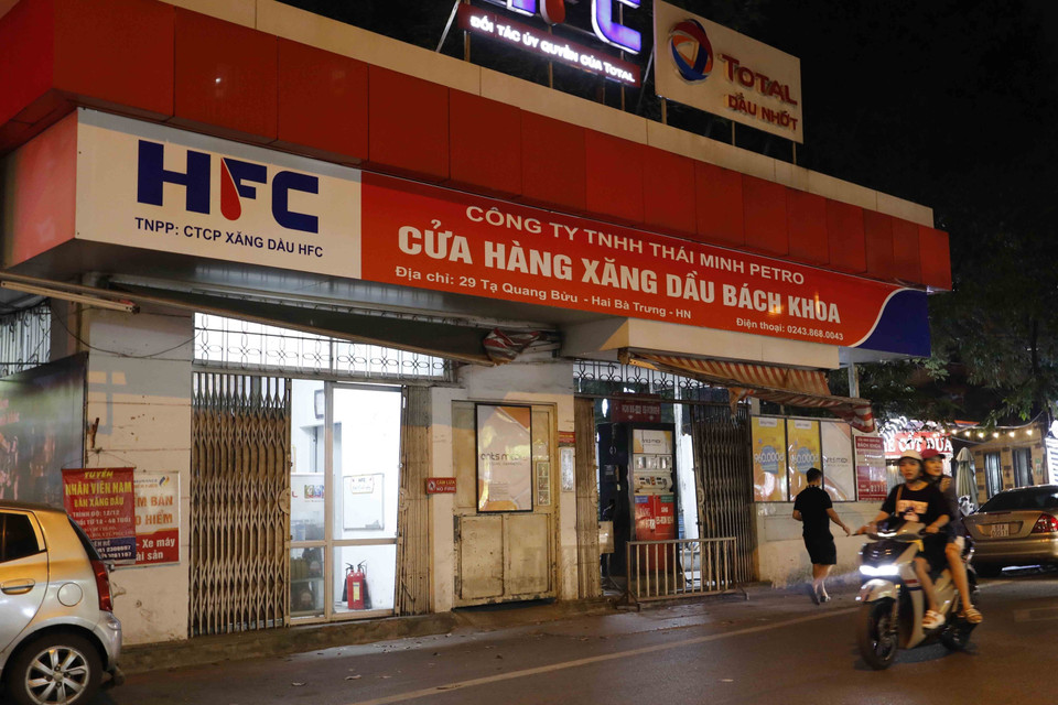 Một điểm kinh doanh xăng, dầu trên phố Tạ Quang Bửu đóng cửa. (Ảnh: Trần Việt/TTXVN)