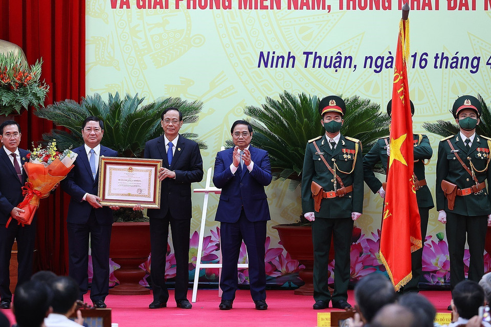 Thủ tướng Phạm Minh Chính trao Huân chương Lao động hạng Nhất của Chủ tịch nước tặng Đảng bộ, chính quyền và nhân dân tỉnh. (Ảnh: Dương Giang/TTXVN)