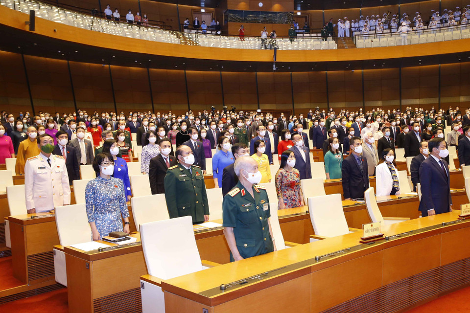 Lãnh đạo Đảng, Nhà nước và đại biểu Quốc hội thực hiện nghi thức chào cờ tại Lễ bế mạc kỳ họp. (Ảnh: Doãn Tấn/TTXVN)