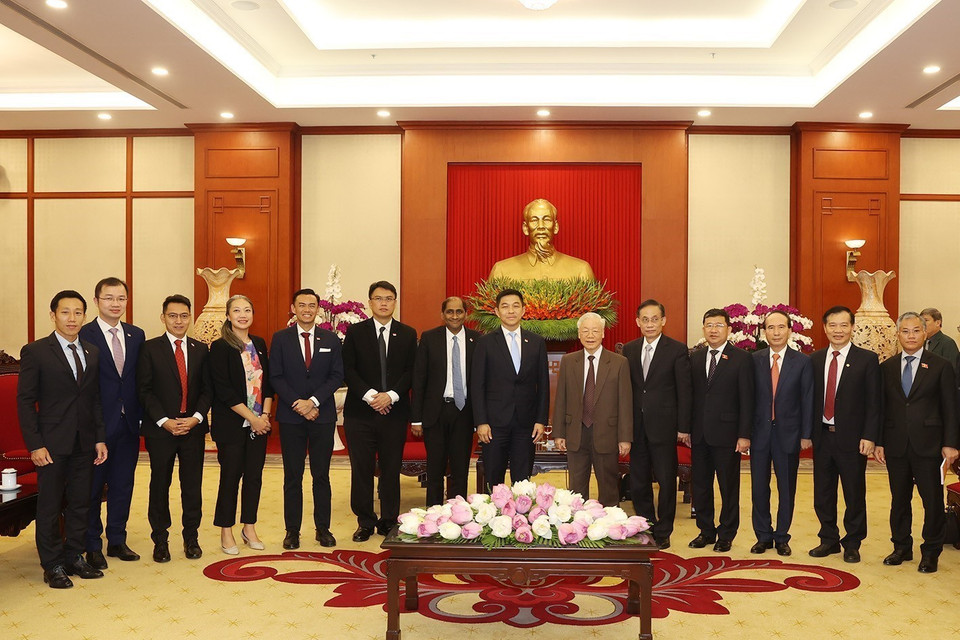 Tổng Bí thư Nguyễn Phú Trọng và Chủ tịch Quốc hội Singapore Tan Chuan-Jin cùng các đại biểu chụp ảnh chung. (Ảnh: Trí Dũng/TTXVN)