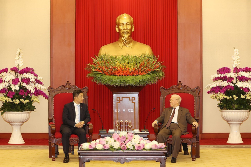 Chủ tịch Quốc hội Singapore thông báo với Tổng Bí thư kết quả cuộc hội đàm với Chủ tịch Quốc hội Vương Đình Huệ. (Ảnh: Trí Dũng/TTXVN)