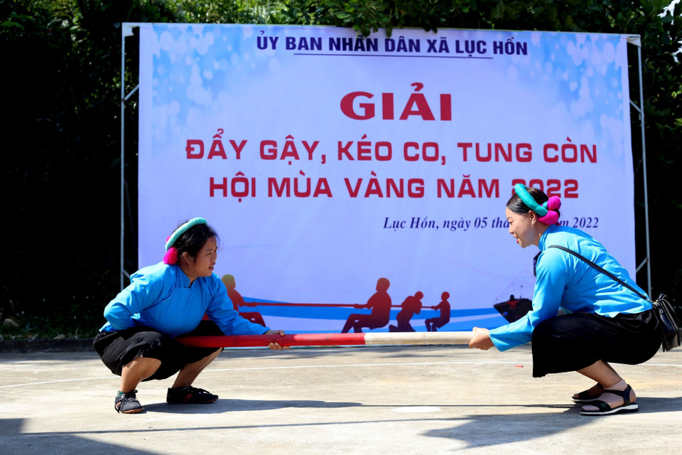 Các cô gái Sán Chỉ tranh tài đẩy gậy sau khi đã gặt thu hoạch lúa. (Ảnh: Thanh Vân/TTXVN)