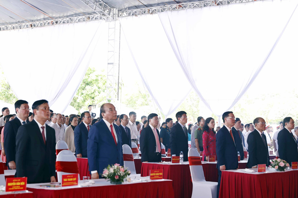 Sáng 6/9, tại huyện Hưng Nguyên, tỉnh Nghệ An, Chủ tịch nước Nguyễn Xuân Phúc, Thường trực Ban Bí thư Võ Văn Thưởng cùng các vị lãnh đạo, nguyên lãnh đạo Đảng và Nhà nước dự Lễ kỷ niệm 120 năm Ngày sinh Tổng Bí thư Lê Hồng Phong - Người học trò xuất sắc của Chủ tịch Hồ Chí Minh. Trong ảnh: Chủ tịch nước Nguyễn Xuân Phúc cùng các đại biểu thực hiện nghi lễ chào cờ. (Ảnh: Thống Nhất/TTXVN)