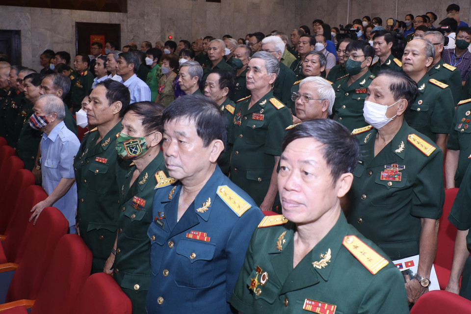 Các cựu chiến binh, quân tình nguyện, chuyên gia Việt Nam từng chiến đấu và công tác tại Lào dự lễ kỷ niệm. (Ảnh: Lâm Khánh/TTXVN)