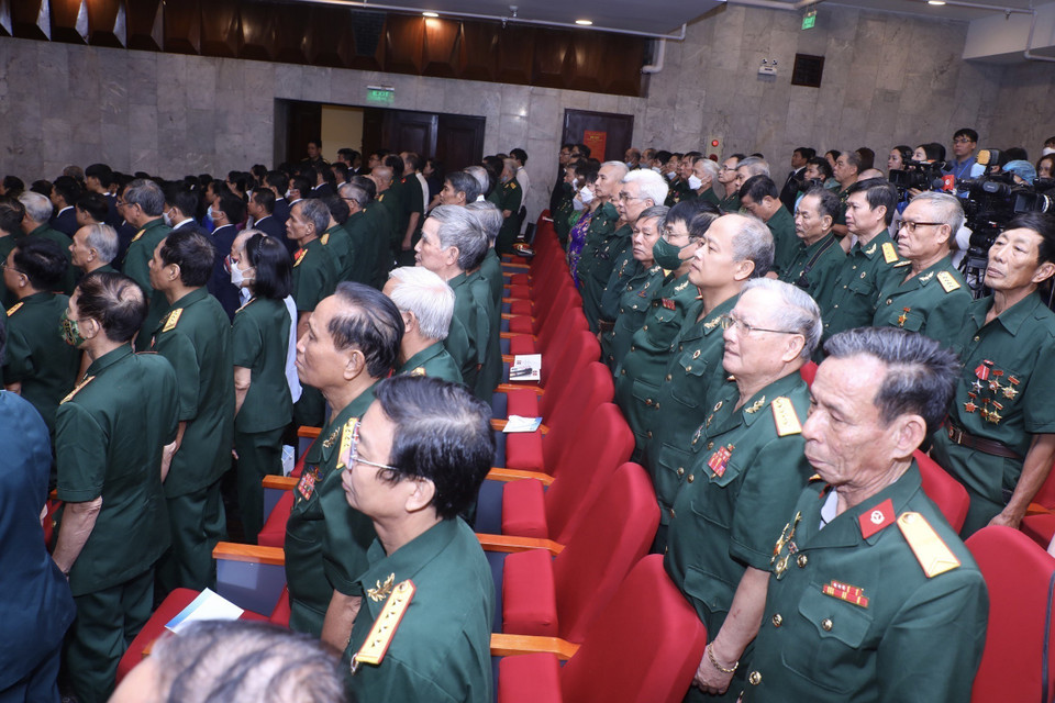 Các cựu chiến binh, quân tình nguyện, chuyên gia Việt Nam từng chiến đấu và công tác tại Lào dự lễ kỷ niệm. (Ảnh: Lâm Khánh/TTXVN)