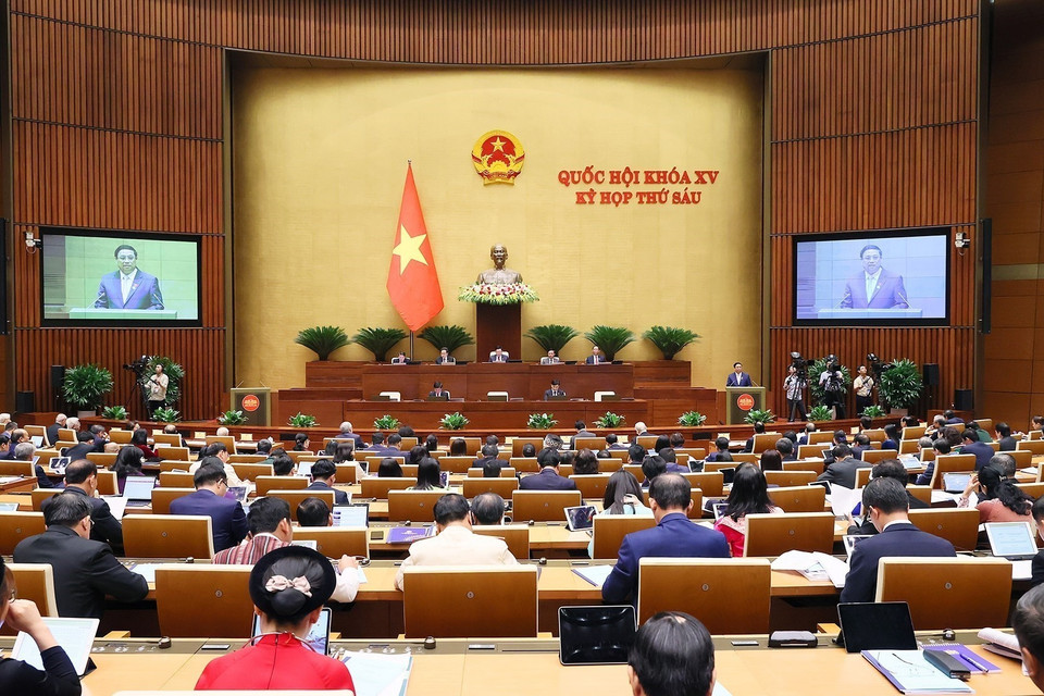 Thủ tướng Phạm Minh Chính trình bày Báo cáo Kết quả Thực hiện Kế hoạch Phát triển Kinh tế-xã hội năm 2023; Dự kiến Kế hoạch Phát triển Kinh tế-Xã hội năm 2024. (Ảnh: Dương Giang/TTXVN)