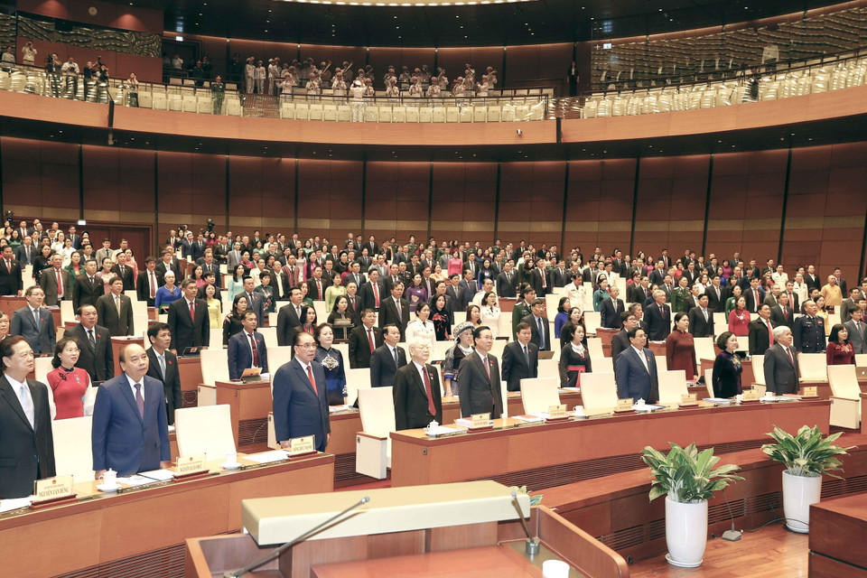 Tổng Bí thư Nguyễn Phú Trọng cùng các vị lãnh đạo, nguyên lãnh đạo Đảng và Nhà nước thực hiện nghi lễ chào cờ. (Ảnh: TTXVN)