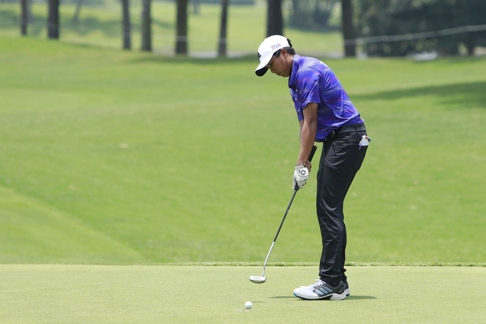 Sau khi thi đấu tại 18 hố golf, VĐV Natthakritta Vongtaveelap (Thái Lan) đang tạm thời là một trong 2 vận động viên đứng đầu bảng xếp hạng tại vòng 1 cá nhân nữ. (Ảnh: Hoàng Hùng/TTXVN)