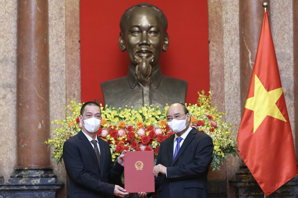 Chủ tịch nước Nguyễn Xuân Phúc trao quyết định bổ nhiệm cho Đại sứ Đỗ Sơn Hải. (Ảnh: Lâm Khánh/TTXVN)