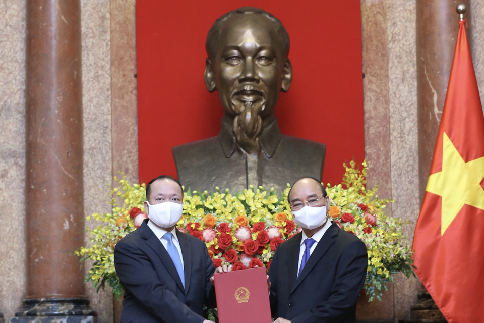 Chủ tịch nước Nguyễn Xuân Phúc trao quyết định bổ nhiệm cho Đại sứ Nguyễn Huy Dũng. (Ảnh: Lâm Khánh/TTXVN)