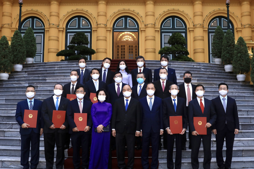 Chủ tịch nước Nguyễn Xuân Phúc với các Đại sứ, Trưởng cơ quan đại diện Việt Nam tại nước ngoài chuẩn bị lên đường nhận nhiệm vụ. (Ảnh: Lâm Khánh/TTXVN)