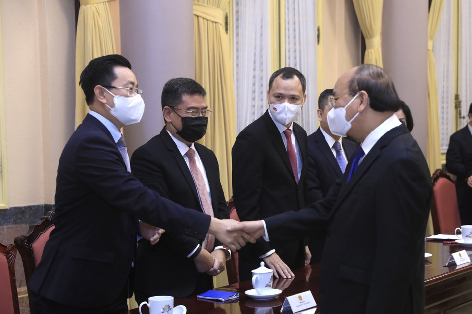 Chủ tịch nước Nguyễn Xuân Phúc với các đại sứ, trưởng cơ quan đại diện Việt Nam tại nước ngoài chuẩn bị lên đường nhận nhiệm vụ. (Ảnh: Lâm Khánh/TTXVN)