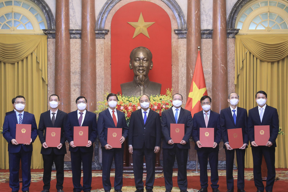 Chủ tịch nước Nguyễn Xuân Phúc trao quyết định bổ nhiệm 8 đại sứ Việt Nam tại các nước nhiệm kỳ 2021-2024. (Ảnh: Lâm Khánh/TTXVN)