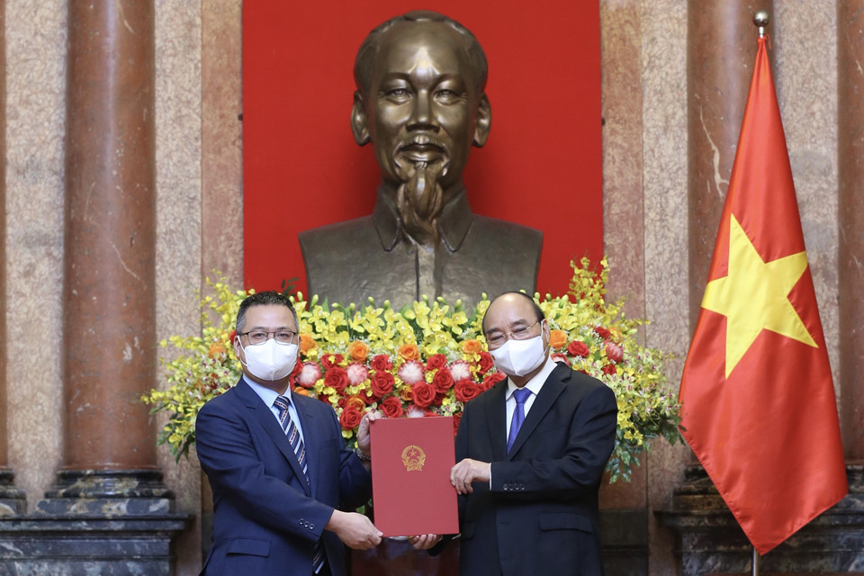 Chủ tịch nước Nguyễn Xuân Phúc trao quyết định bổ nhiệm cho Đại sứ Dương Chính Chức. (Ảnh: Lâm Khánh/TTXVN)