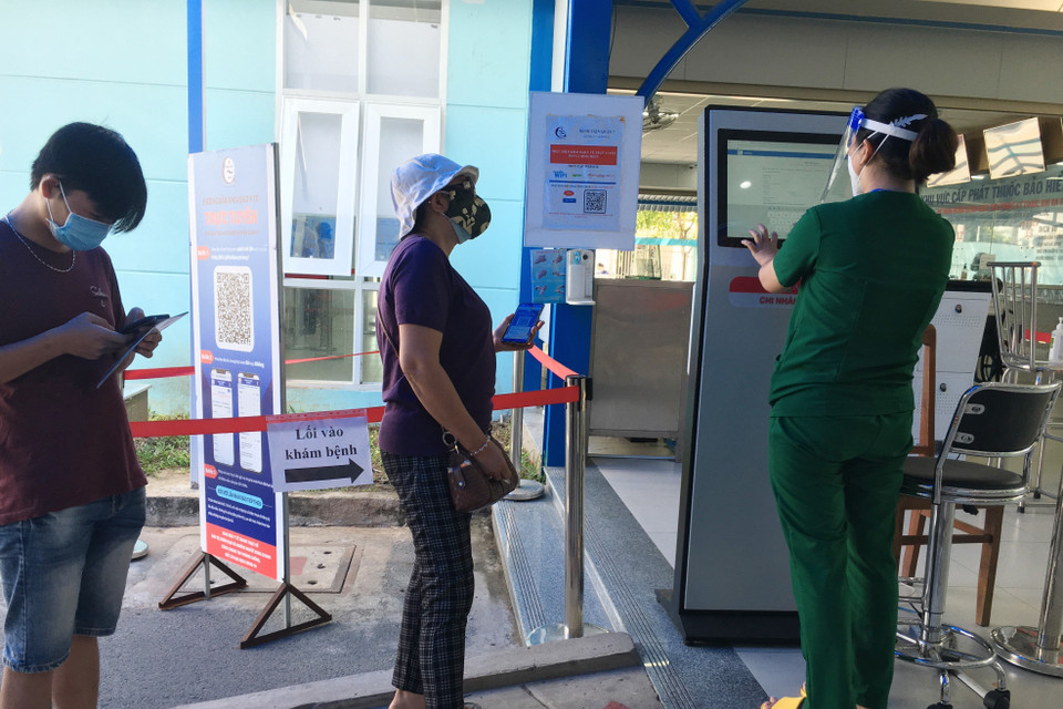 Bệnh viện quận 7 là bệnh viện xanh đầu tiên của Thành phố Hồ Chí Minh được chuyển đổi công năng quay trở lại hoạt động tiếp nhận khám chữa bệnh bình thường. Trong ảnh: Khai báo y tế khi đến Bệnh viện quận 7. (Ảnh: Đinh Hằng/TTXVN)