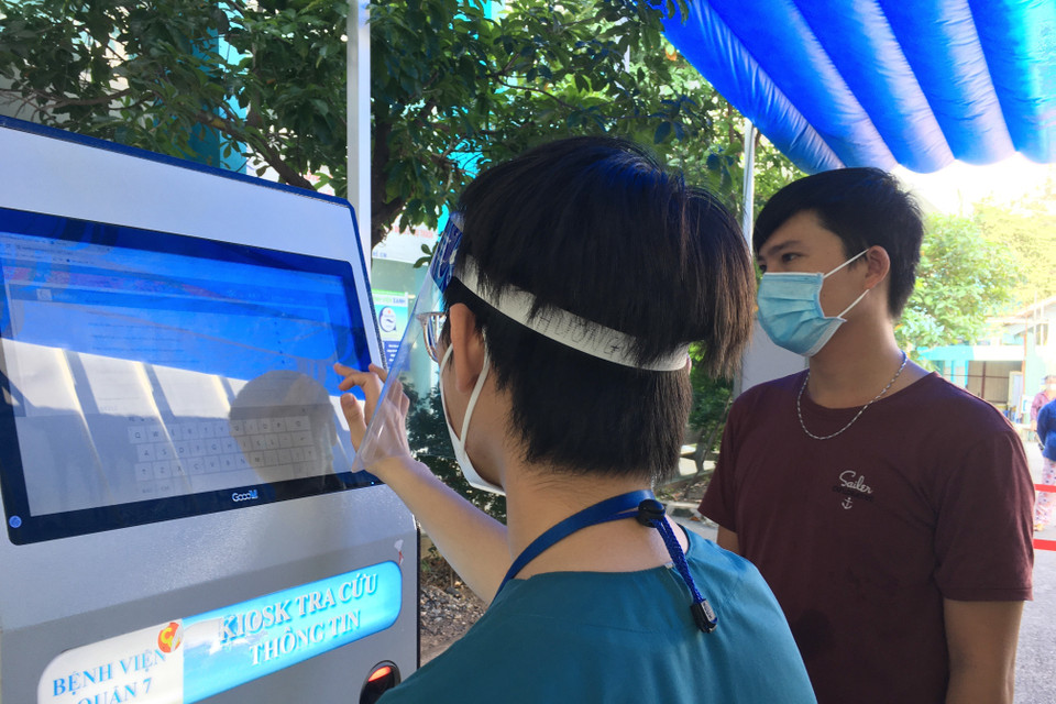 Bệnh viện quận 7 (thành phố Hồ Chí Minh) đón nhận bệnh nhân đến khám bình thường từ ngày 28/9, sau hơn 2 tháng tách đôi vừa điều trị COVID-19 và bệnh không do COVID-19. (Ảnh: Đinh Hằng/TTXVN)