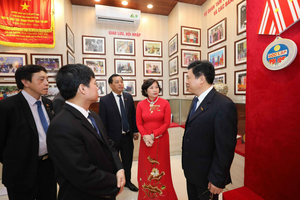 Các đại biểu tham quan phòng truyền thống. (Ảnh: Thanh Tùng/TTXVN)