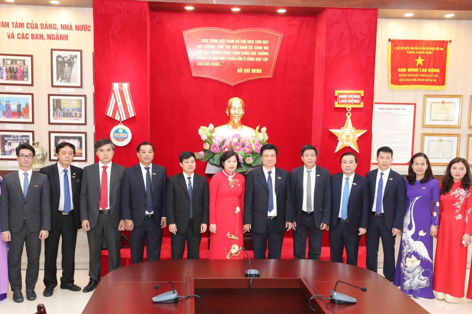 Các đại biểu chụp ảnh kỷ niệm tại phòng truyền thống (Ảnh: Thanh Tùng/TTXVN)