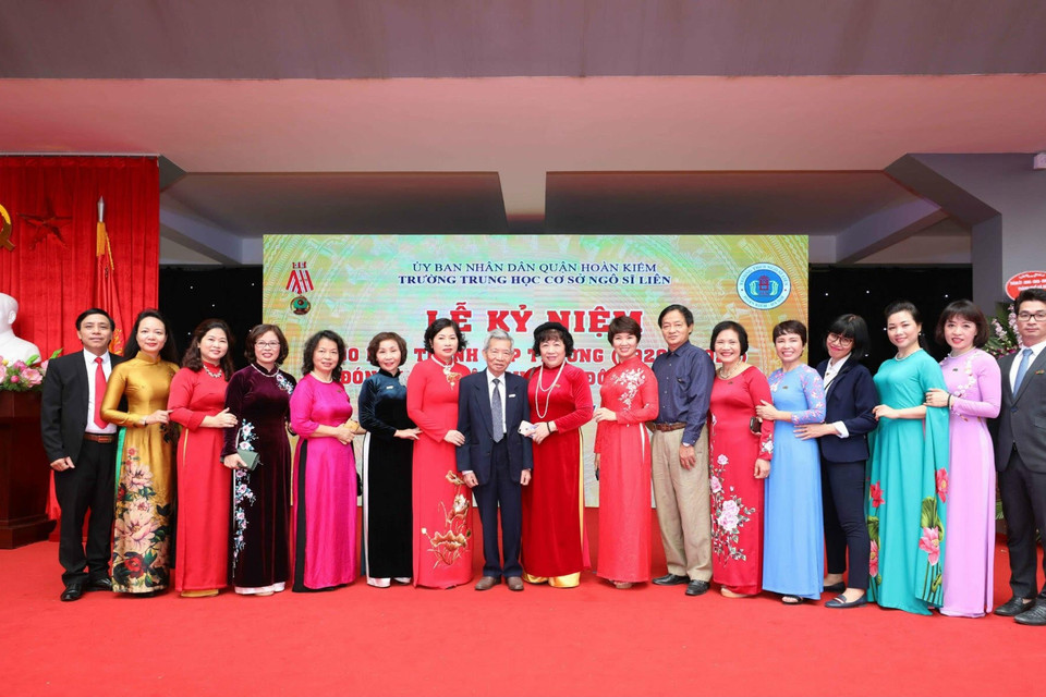 Ban giám hiệu nhà trường qua các thời kỳ và các thầy cô chụp ảnh lưu niệm (Ảnh: Thanh Tùng/TTXVN)