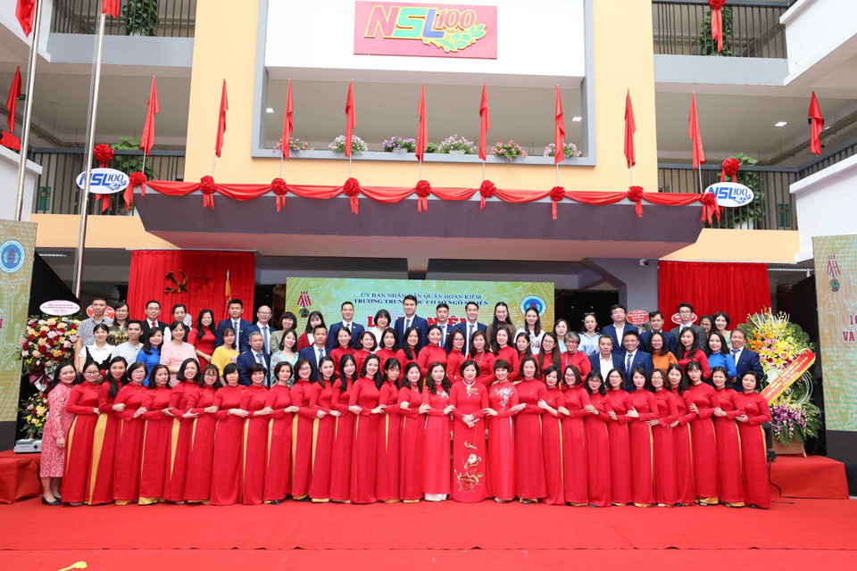 Toàn thể giáo viên nhà trường (Ảnh: Thanh Tùng/TTXVN)