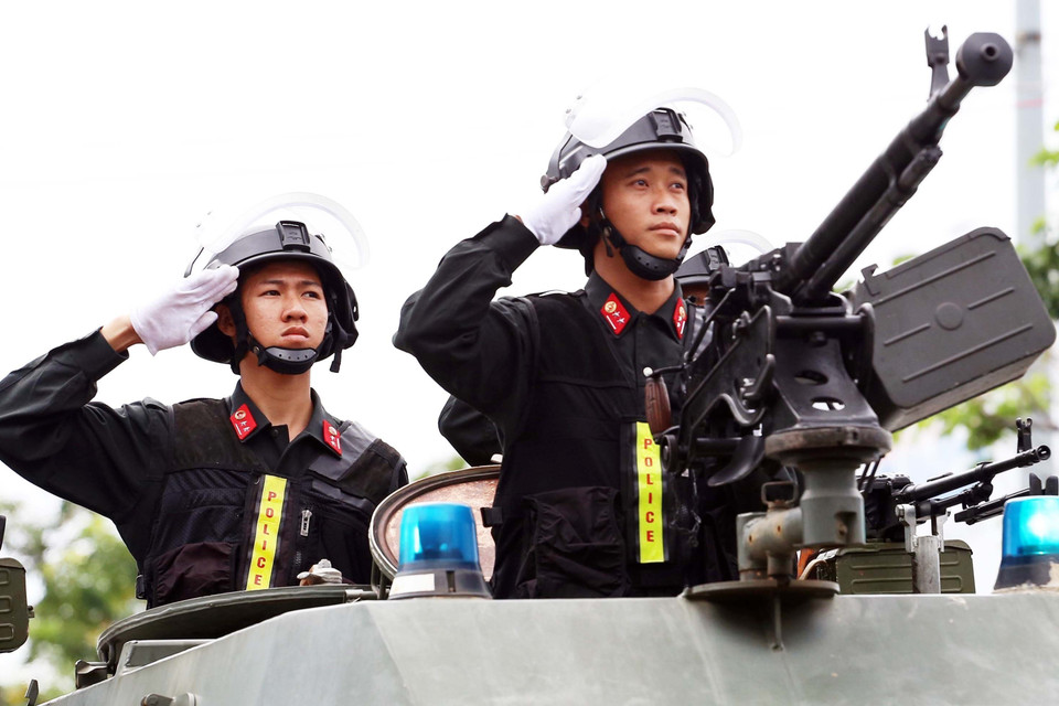 Qua hơn 30 năm đổi mới, an ninh quốc gia được giữ vững, trật tự, an toàn xã hội được bảo đảm, giữ vững độc lập, tự chủ, đảm bảo toàn vẹn chủ quyền và lãnh thổ của đất nước. Trong ảnh: Các thế hệ cán bộ, chiến sĩ Cảnh sát cơ động luôn phát huy truyền thống Anh hùng vẻ vang, bản lĩnh, trí tuệ, sức mạnh vũ trang chiến đấu, xứng đáng là lá chắn thép bảo vệ Đảng, Nhà nước và nhân dân. (Ảnh: Trần Lê Lâm/TTXVN)