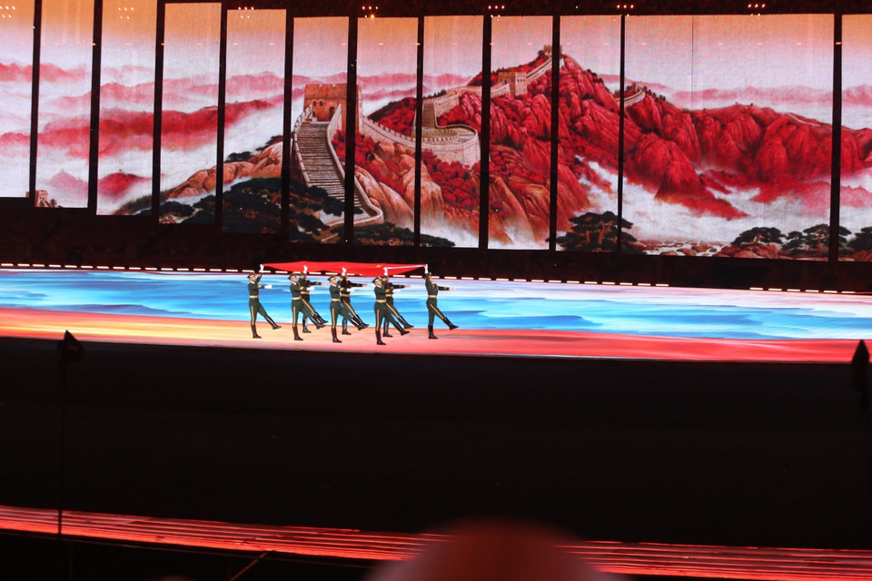 Nghi thức cử hành Quốc ca của nước chủ nhà Trung Quốc. (Ảnh: Hoàng Linh/TTXVN)