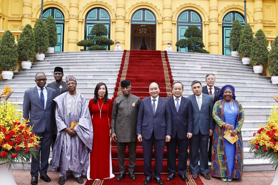 Chủ tịch nước Nguyễn Xuân Phúc chụp ảnh lưu niệm với Phó Tổng thống Cộng hòa Liên bang Nigeria Yemi Osinbajo. (Ảnh: Thống Nhất/TTXVN)