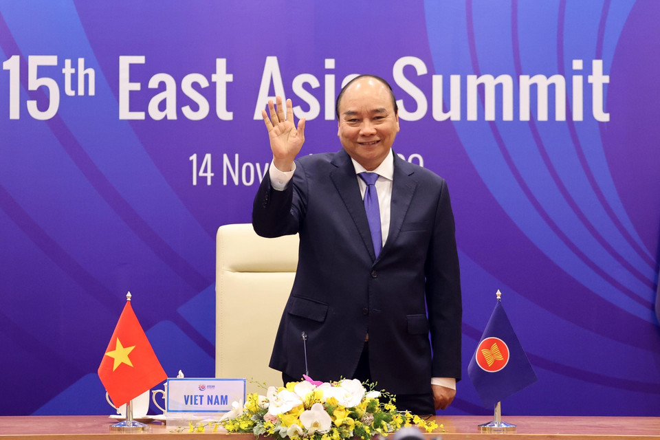 Thủ tướng Nguyễn Xuân Phúc, Chủ tịch ASEAN 2020 dự Hội nghị Cấp cao Đông Á lần thứ 15 tại điểm cầu Hà Nội. (Ảnh: Thống Nhất/TTXVN)