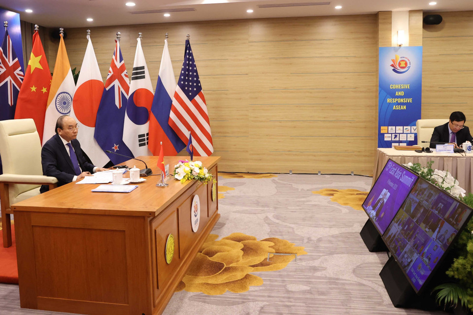 Thủ tướng Nguyễn Xuân Phúc, Chủ tịch ASEAN 2020 dự Hội nghị Cấp cao Đông Á lần thứ 15 tại điểm cầu Hà Nội. (Ảnh: Thống Nhất/TTXVN)