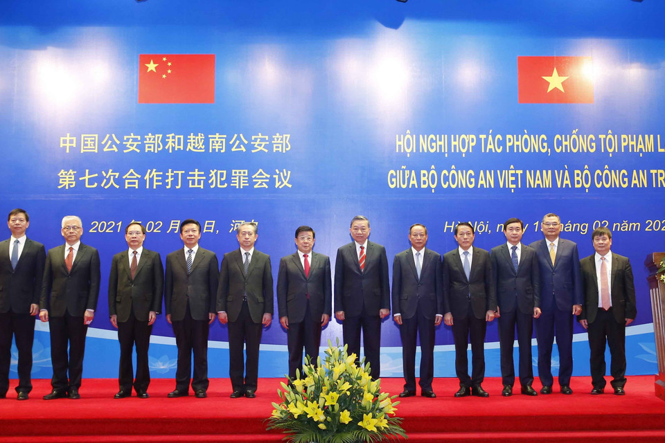 Đại tướng Tô Lâm, Ủy viên Bộ Chính trị, Bộ trưởng Bộ Công an, ông Triệu Khắc Chí, Ủy viên Quốc vụ, Bộ trưởng Bộ Công an Trung Quốc với các đại biểu. (Ảnh: Doãn Tấn/TTXVN)