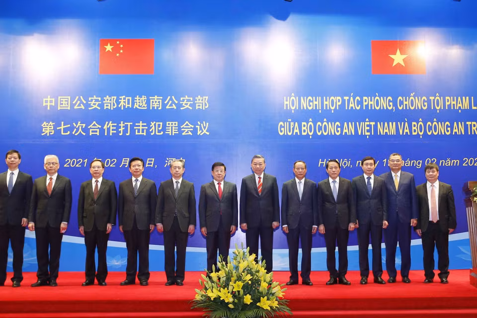 Đại tướng Tô Lâm, Ủy viên Bộ Chính trị, Bộ trưởng Bộ Công an, ông Triệu Khắc Chí, Ủy viên Quốc vụ, Bộ trưởng Bộ Công an Trung Quốc với các đại biểu. (Ảnh: Doãn Tấn/TTXVN)
