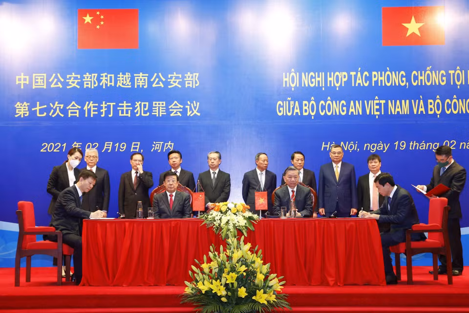 Các đơn vị chức năng của hai Bộ ký kết Bản ghi nhớ hợp tác về đấu tranh với tội phạm sử dụng công nghệ cao; hợp tác đấu tranh với tội phạm sử dụng mạng viễn thông, mạng Internet để thực hiện các hành vi lừa đảo; hợp tác quản lý di dân và xuất, nhập cảnh. (Ảnh: Doãn Tấn/TTXVN)