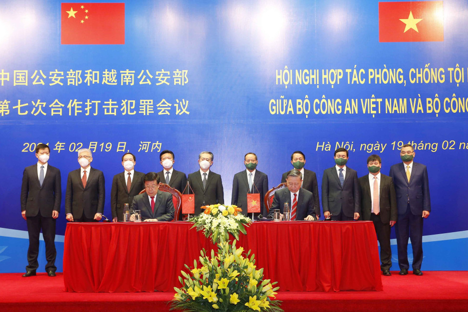 Đại tướng Tô Lâm, Ủy viên Bộ Chính trị, Bộ trưởng Bộ Công an và ông Triệu Khắc Chí, Ủy viên Quốc vụ, Bộ trưởng Bộ Công an Trung Quốc, ký kết Biên bản Hội nghị, thống nhất các giải pháp nhằm tăng cường hợp tác bảo đảm an ninh nội địa ở mỗi nước; phát huy hiệu quả thực chất về hợp tác trong đấu tranh, phòng, chống tội phạm giữa Việt Nam và Trung Quốc trong thời gian tới. (Ảnh: Doãn Tấn/TTXVN)