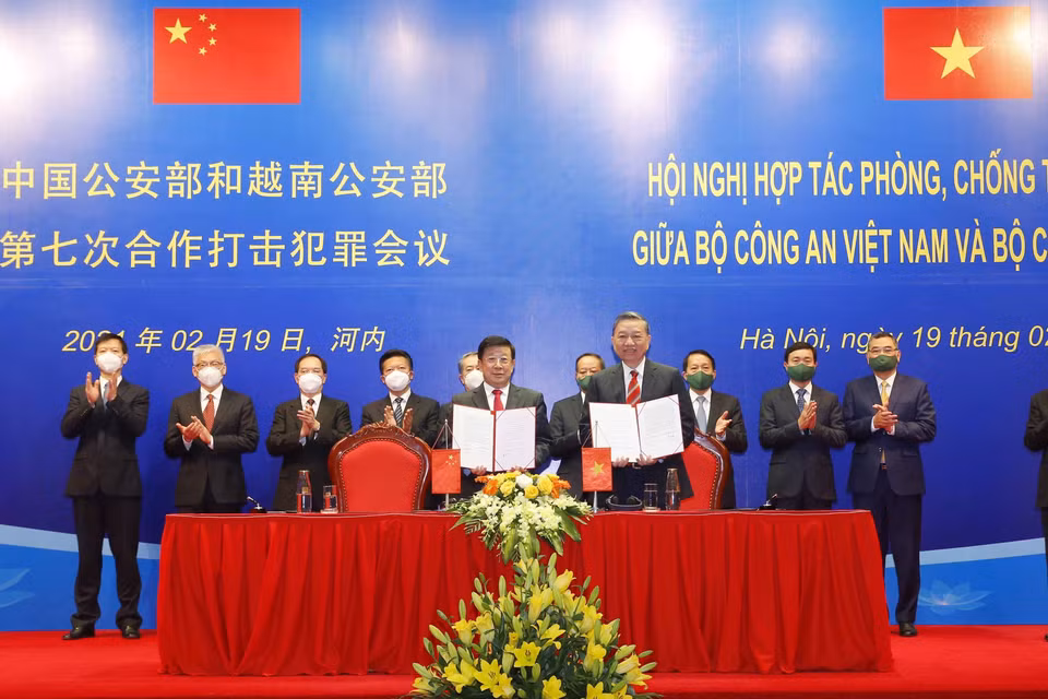 Đại tướng Tô Lâm, Ủy viên Bộ Chính trị, Bộ trưởng Bộ Công an và ông Triệu Khắc Chí, Ủy viên Quốc vụ, Bộ trưởng Bộ Công an Trung Quốc, ký kết Biên bản Hội nghị, thống nhất các giải pháp nhằm tăng cường hợp tác bảo đảm an ninh nội địa ở mỗi nước; phát huy hiệu quả thực chất về hợp tác trong đấu tranh, phòng, chống tội phạm giữa Việt Nam và Trung Quốc trong thời gian tới. (Ảnh: Doãn Tấn/TTXVN)