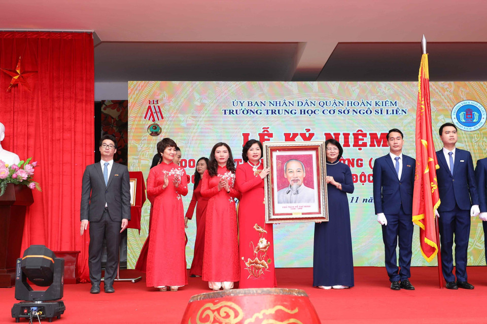 Phó Chủ tịch nước Đặng Thị Ngọc Thịnh tặng bức chân dung bác Hồ kính yêu cho thầy và trò trường Trung học cơ sở Ngô Sĩ Liên. (Ảnh: Thanh Tùng/TTXVN)