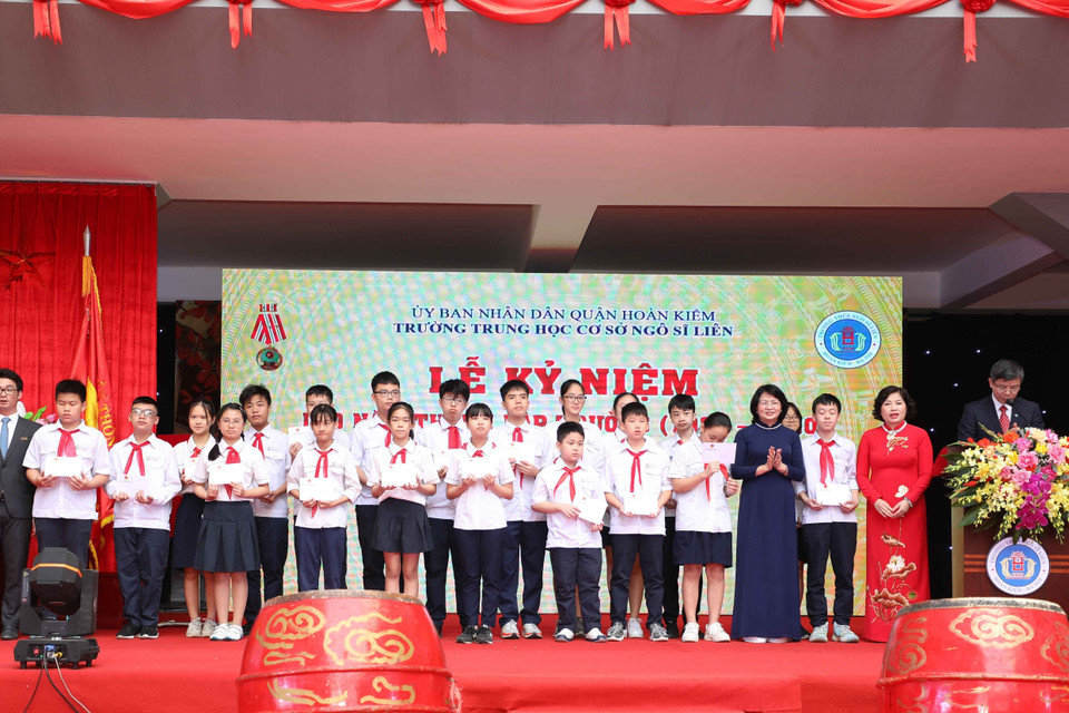 Phó Chủ tịch nước Đặng Thị Ngọc Thịnh trao học bổng cho các học sinh trường Trung học cơ sở Ngô Sĩ Liên. (Ảnh: Thanh Tùng/TTXVN)