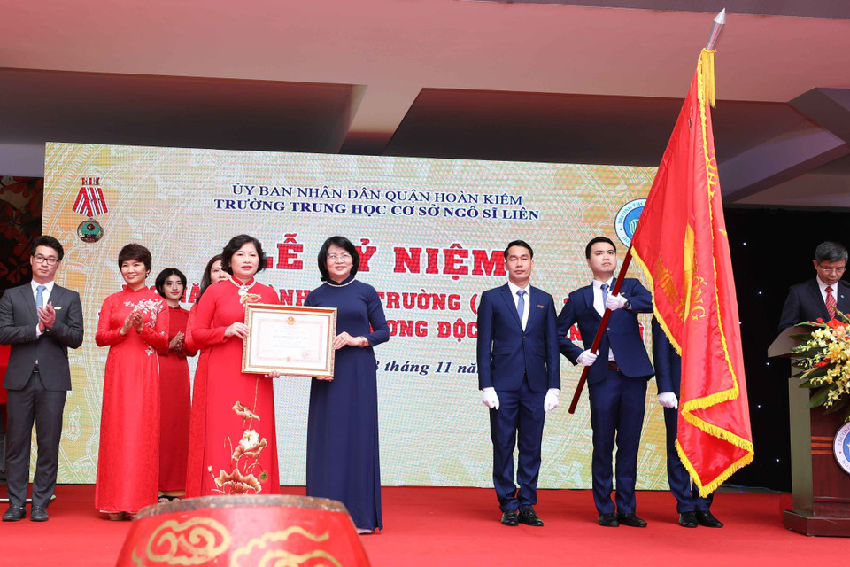 Phó Chủ tịch nước Đặng Thị Ngọc Thịnh trao Huân chương Độc lập hạng Nhì cho trường Trung học cơ sở Ngô Sĩ Liên. (Ảnh: Thanh Tùng/TTXVN)