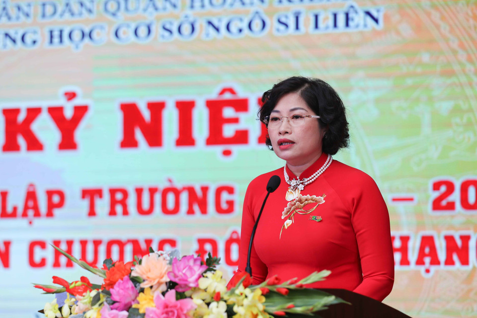 Nhà giáo Phạm Thu Hà, Hiệu trưởng Trung học cơ sở Ngô Sĩ Liên ôn lại truyền thống lịch sử 100 năm tuổi của nhà trường. (Ảnh: Thanh Tùng/TTXVN)