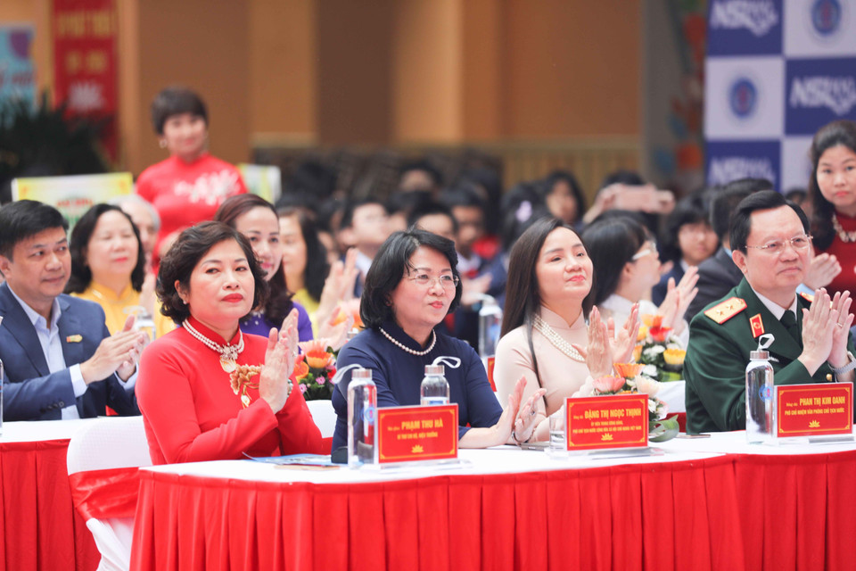 Phó Chủ tịch nước Đặng Thị Ngọc Thịnh cùng các đại biểu dự lễ. (Ảnh: Thanh Tùng/TTXVN)