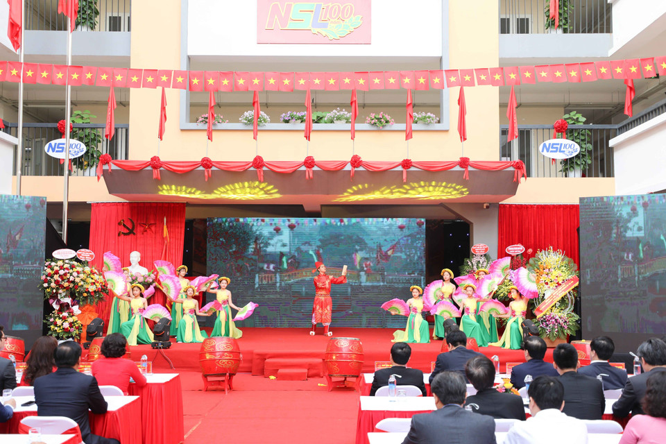 Tiết mục văn nghệ chào mừng của giáo viên và học sinh nhà trường. (Ảnh: Thanh Tùng/TTXVN)